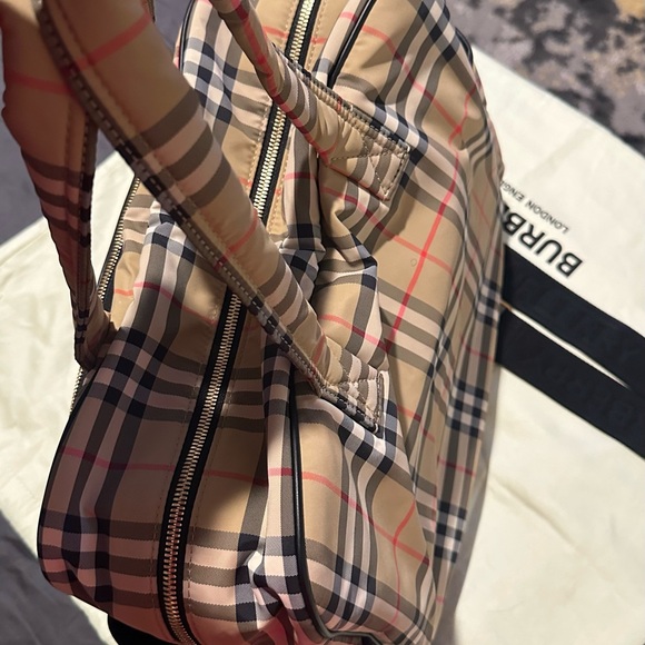 Burberry Black and Red Baby Bag with Signature Style - Picture 5 of 11